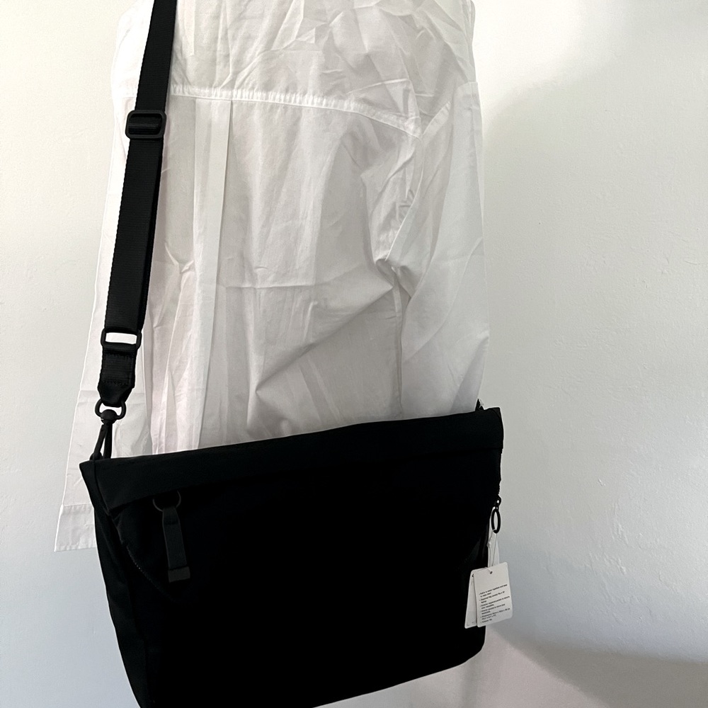 Lululemon messenger bag